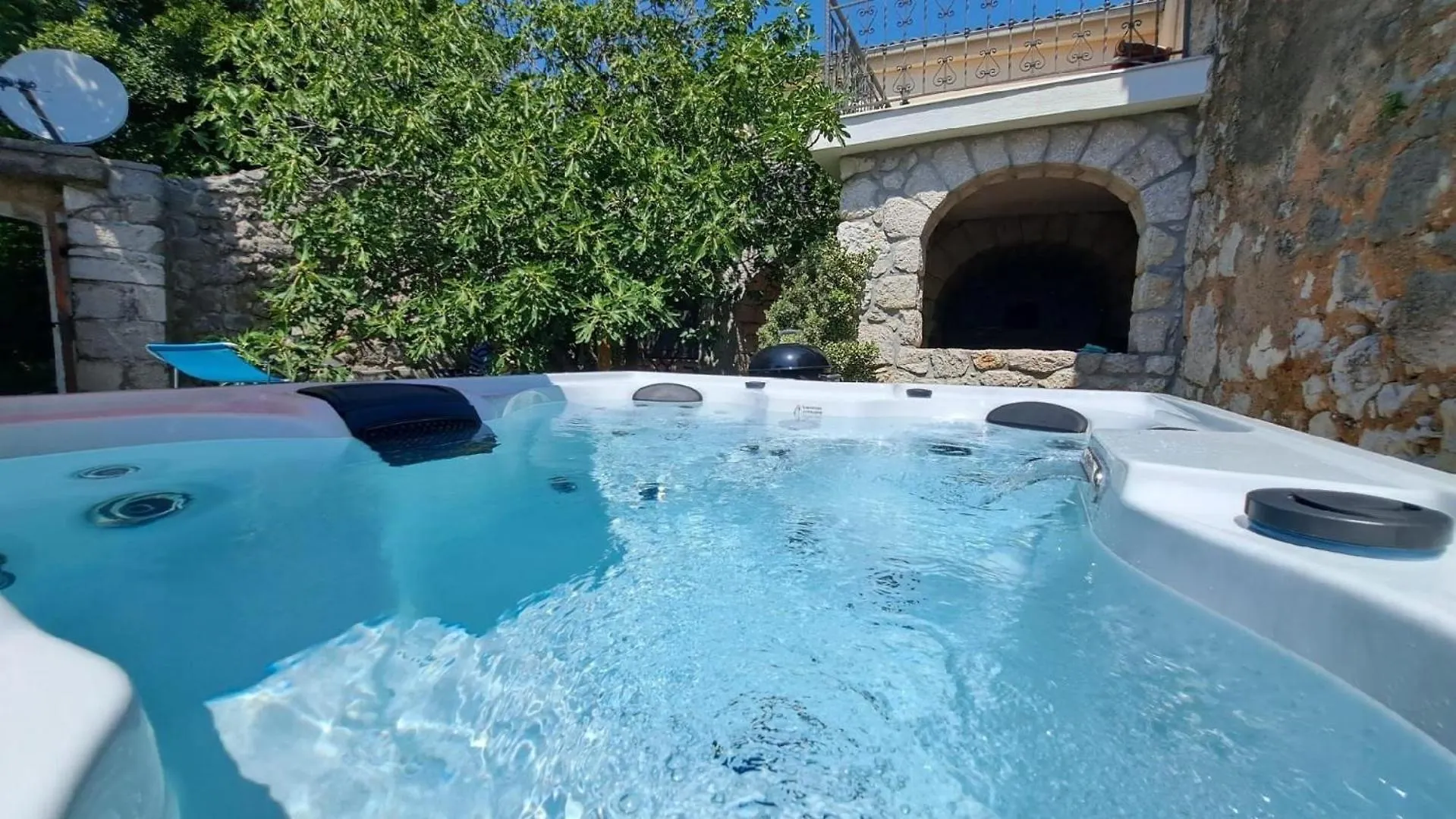 Geraeumige Villa Mit Drei Schlafzimmern Und Einem Ruhigen Garten Grižane